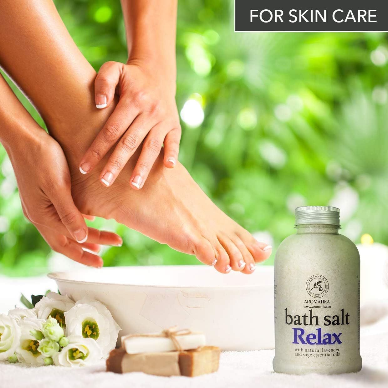 Pieds dans une bassine avec le sel de bain AROMATIKA Relax et du savon.