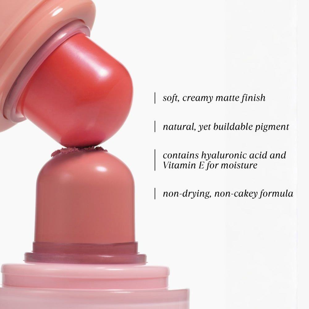 Gros plan sur un baume pour les lèvres et les joues rose. Texte : "fini mat doux et crémeux", "pigment naturel mais modulable".