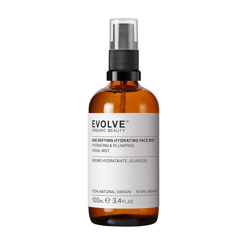 Bruine glazen fles met verstuiver. Etiket met tekst: Age Defying Hydrating Face Mist. 100% Natural Origin.