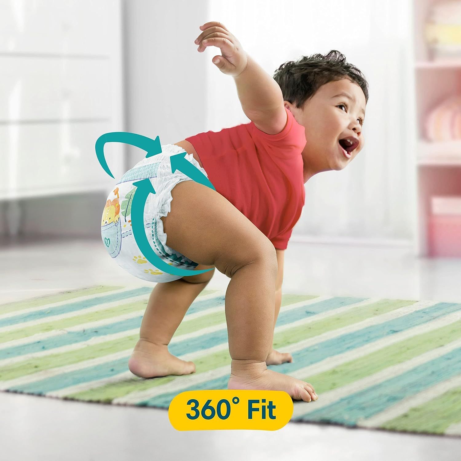 Jeune enfant en Pampers Pants. Flèches bleues indiquant l'ajustement à 360°. Enfant en mouvement.