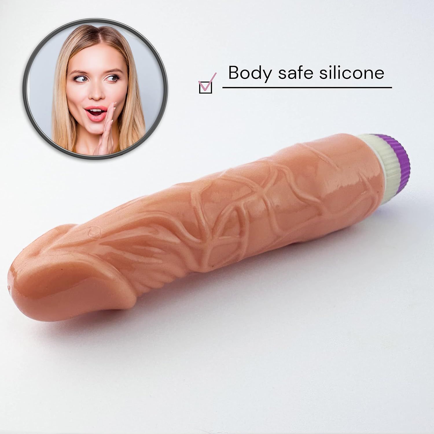 Beige dildo met realistische textuur. Paars-wit uiteinde. Tekst: Body safe silicone.