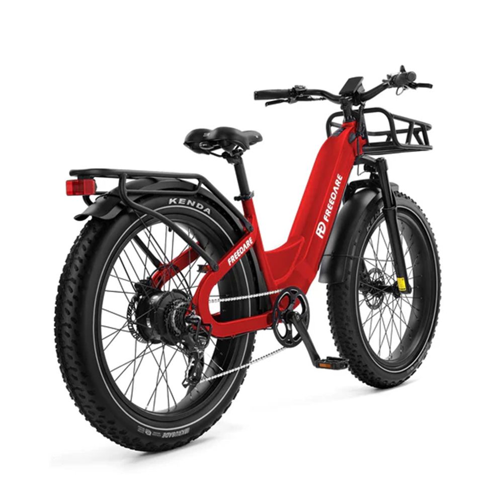 Vélo électrique rouge avec panier avant. Marque FREEDARE. Pneus noirs, porte-bagages.