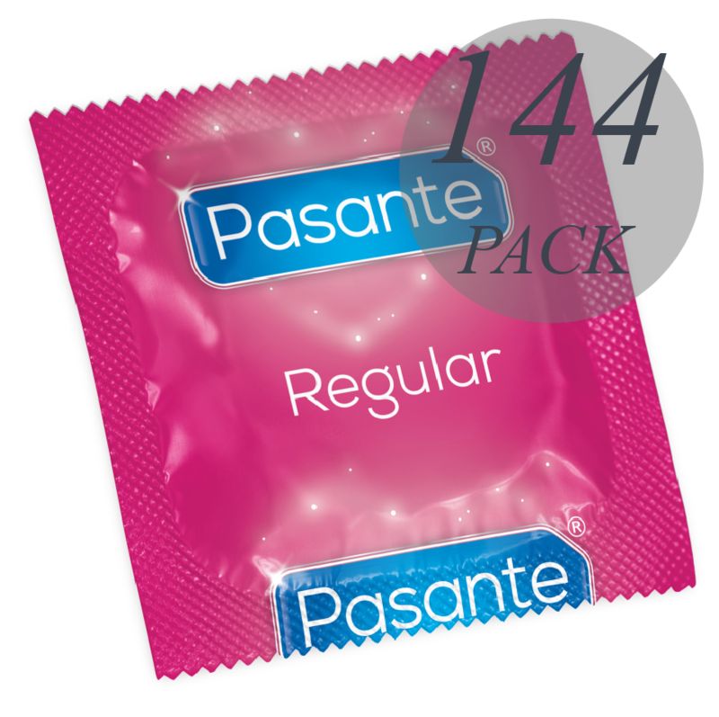 Emballage de préservatif rose avec l'inscription '144 PACK'. Logo Pasante Regular.