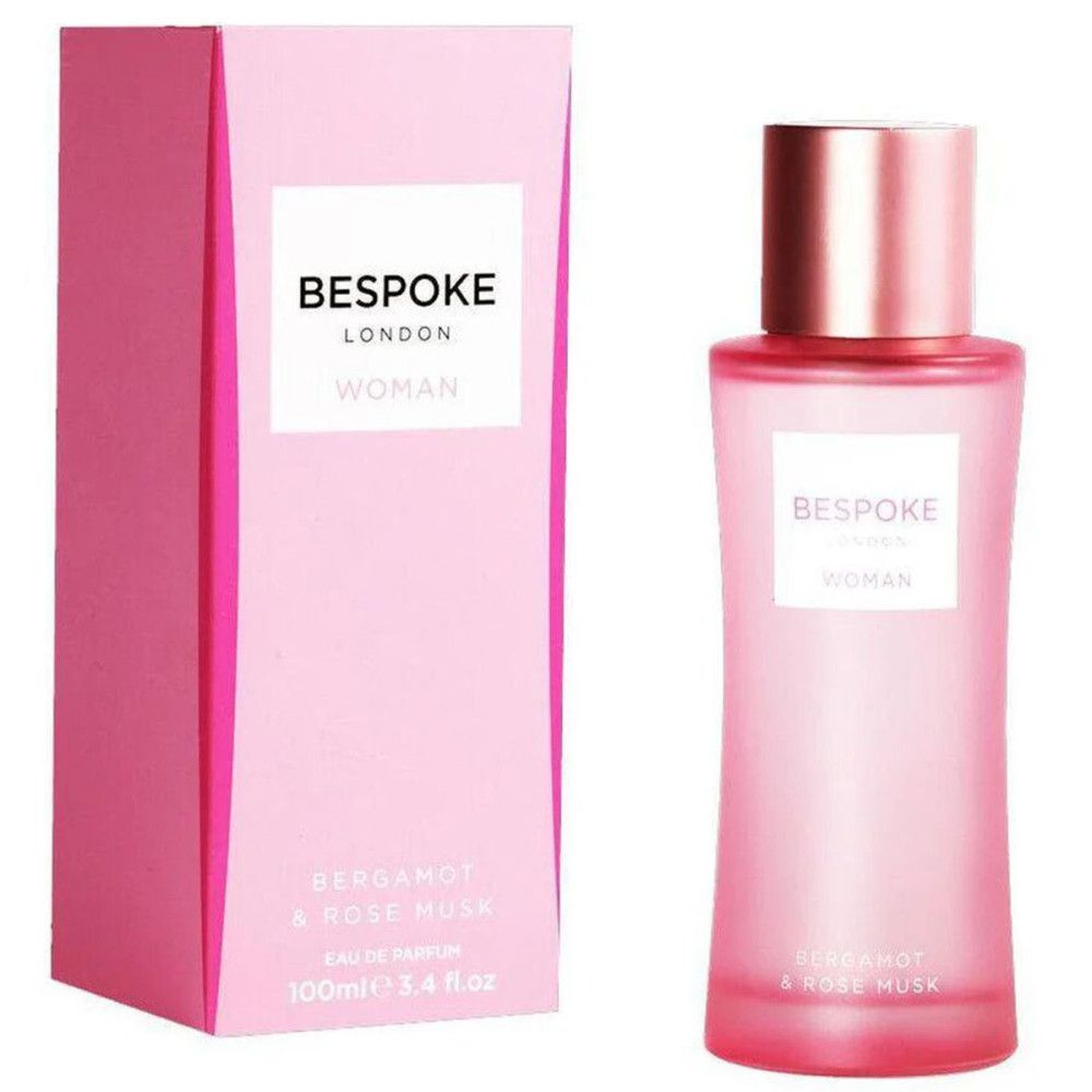 Flacon et emballage roses. Flacon avec bouchon cuivré. Étiquette "BESPOKE LONDON WOMAN". Texte : "BERGAMOT & ROSE MUSK".