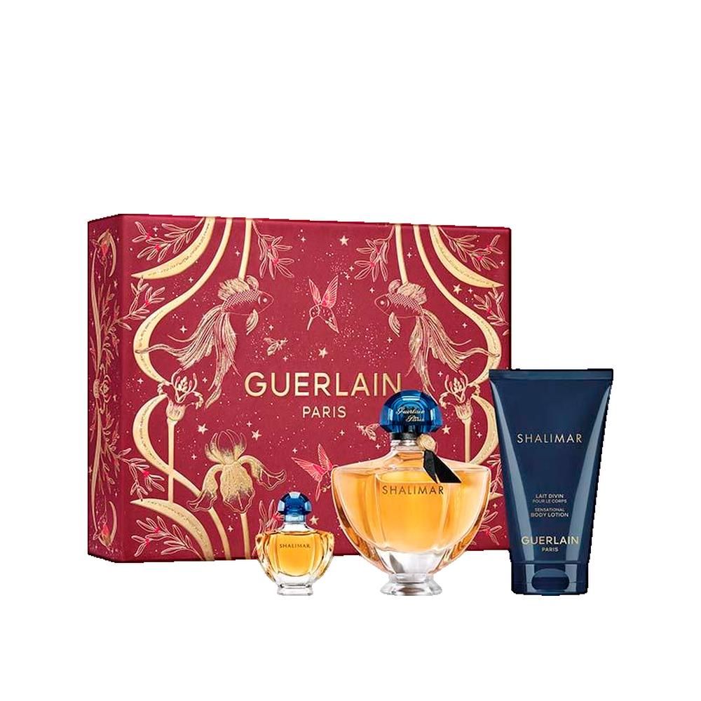 Geschenkset met flacons, tube en doos. Flacons: rond, amberkleurig, blauwe doppen. Tube: donkerblauw. Doos: rood, gouden versieringen. Opschrift: GUERLAIN.