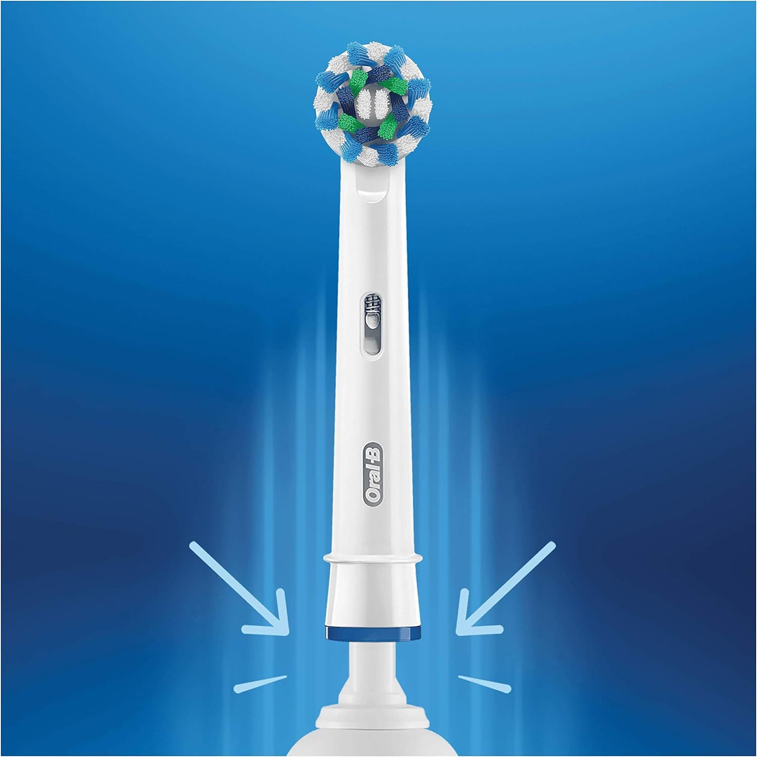 Een Oral-B opzetborstel wordt op een elektrische tandenborstelkop bevestigd.