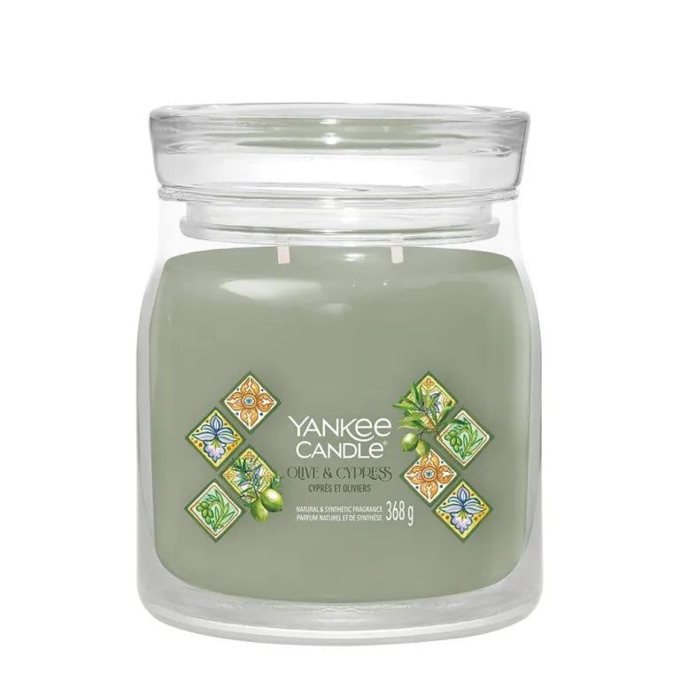 Bougie en pot avec couvercle. Inscription: Yankee Candle, Olive & Cypress, 368g.