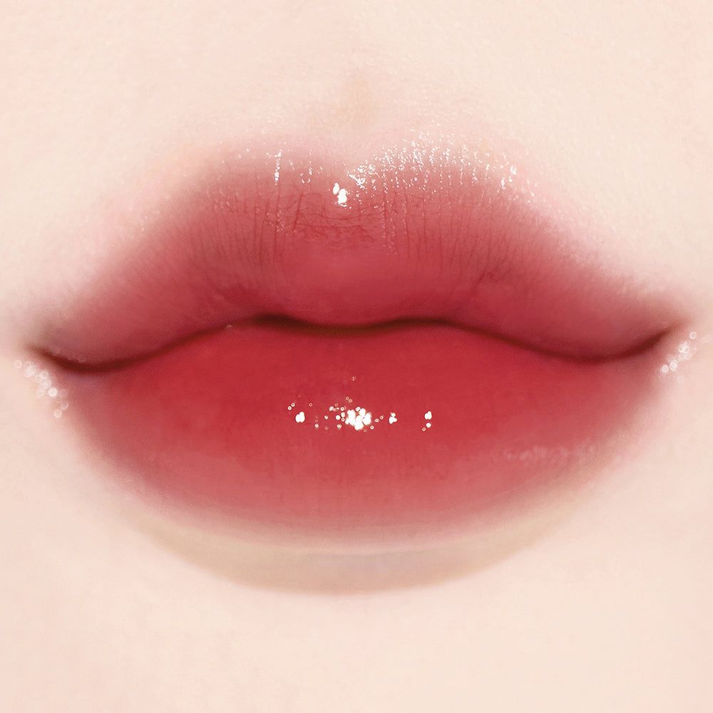 Glanzende lippen met rode gradiënt en glinsterende deeltjes.
