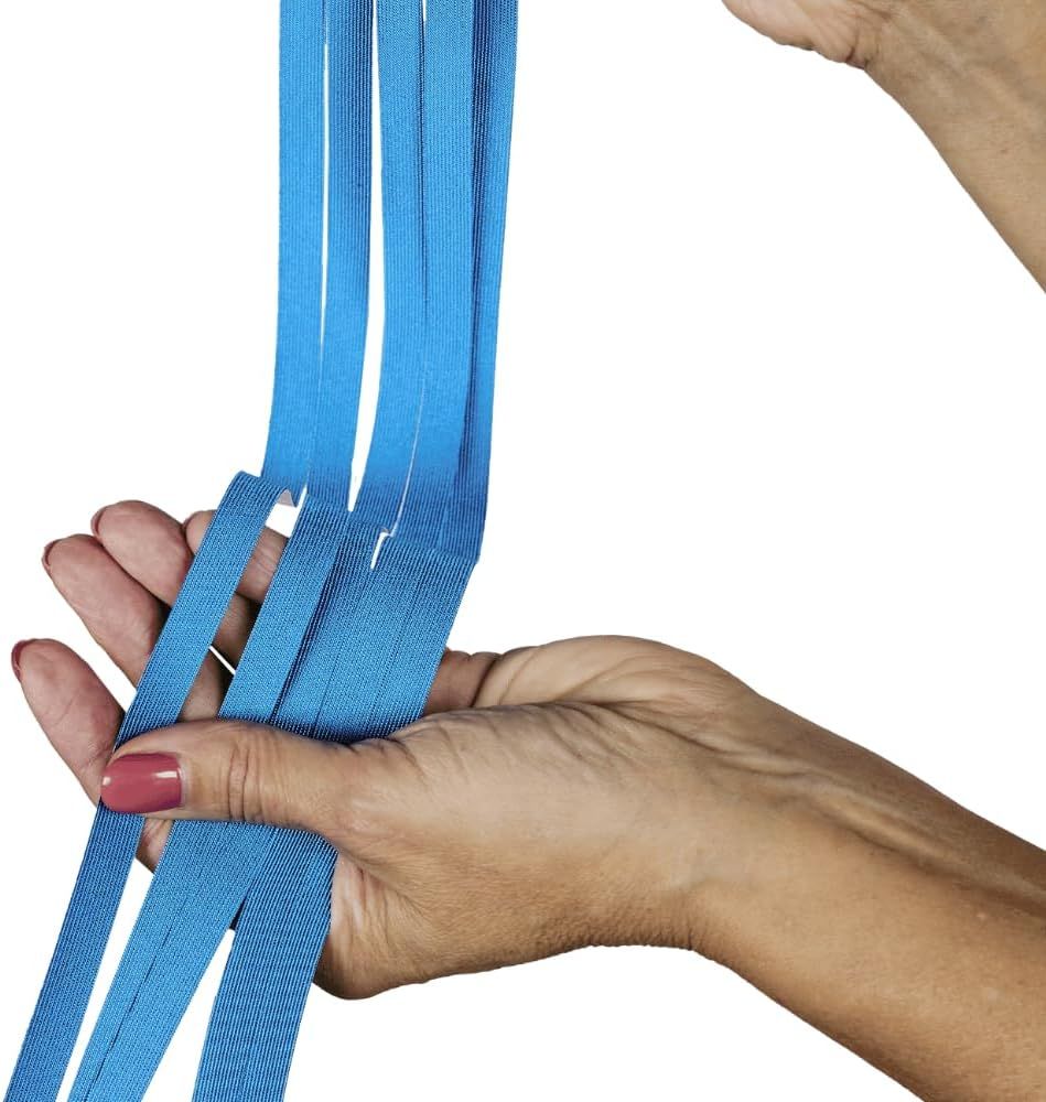 Handen houden meerdere blauwe kinesiotape-strips vast die net zijn gesneden.