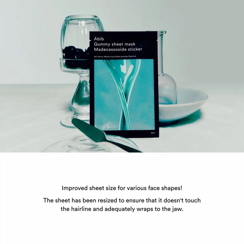 Emballage du produit à côté d'objets en verre. Emballage noir avec nom et ingrédients du produit.