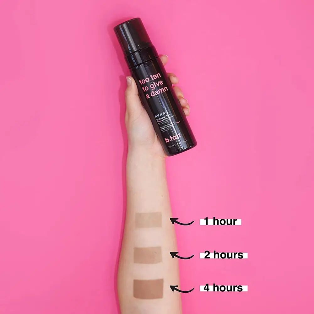 Bras avec bandes de test d'autobronzant. Flacon noir avec pompe. Différents niveaux de bronzage.