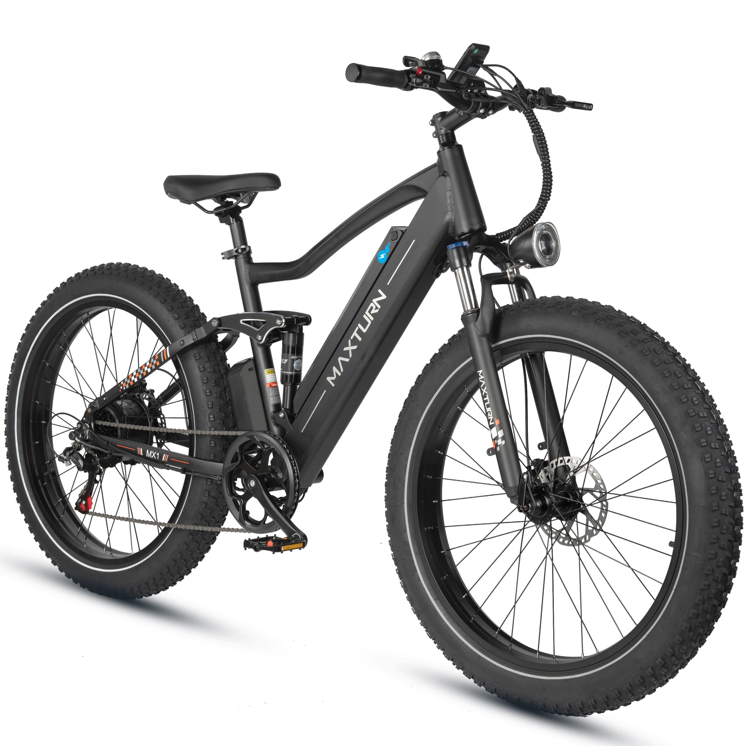 Zwarte elektrische fiets met brede banden. MAXTURN-logo op frame. Koplamp en display zichtbaar.