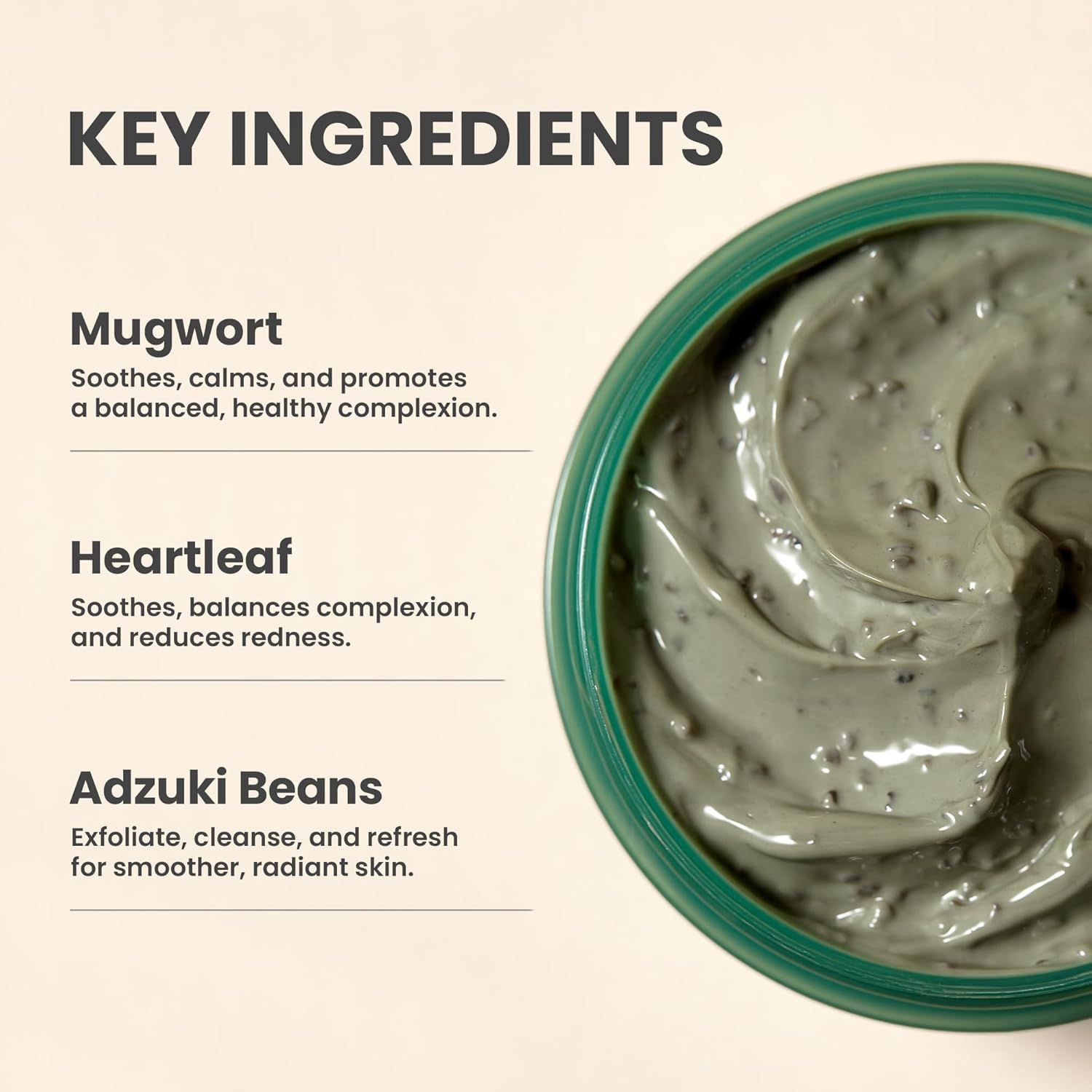 Close-up van het masker. Groene kleur met kleine deeltjes. Tekst: Key Ingredients. Ingrediënten: Mugwort, Heartleaf, Adzuki Beans.