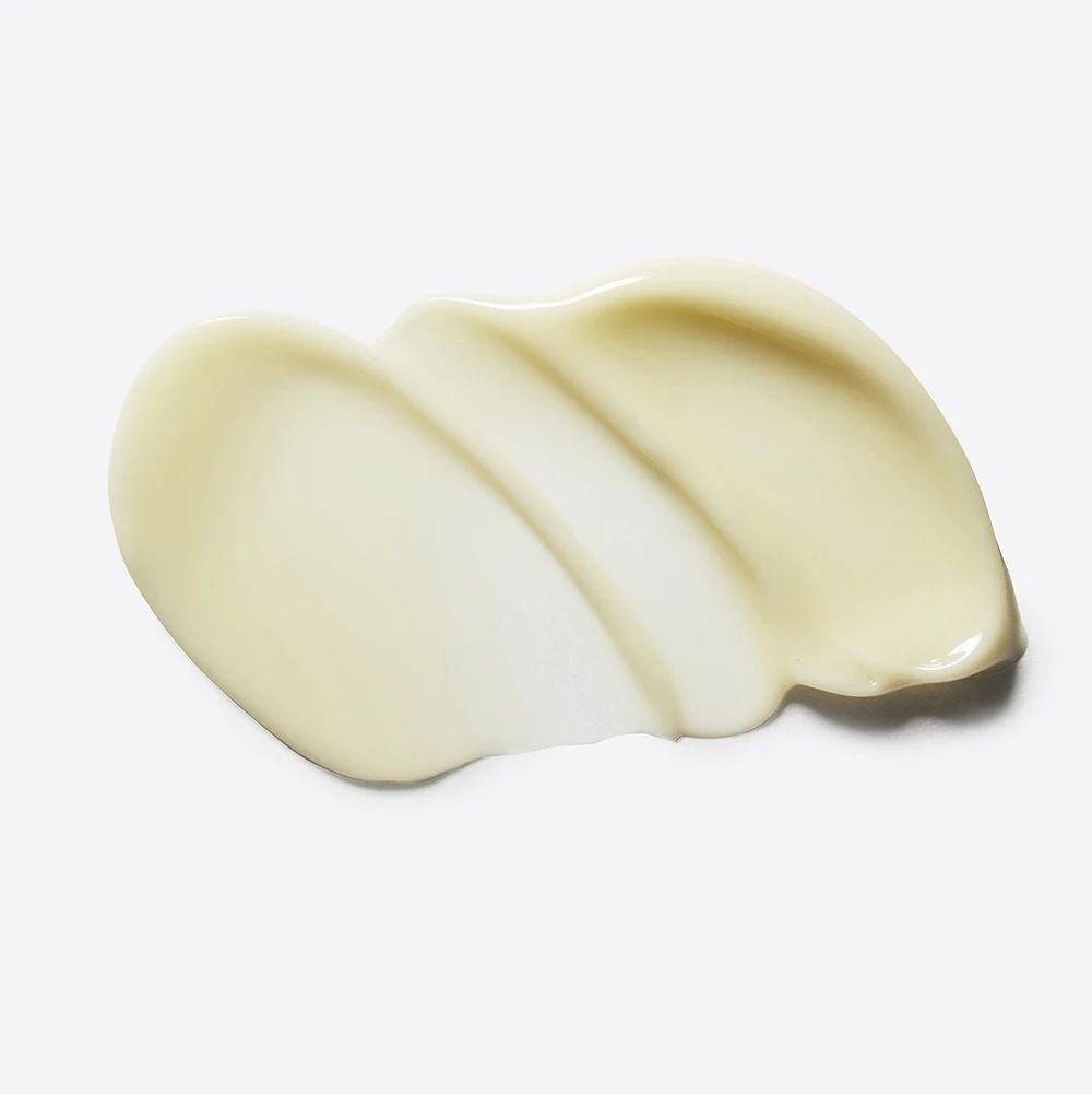 Romige veeg van SOME BY MI Retinol Intense oogcrème op witte achtergrond.