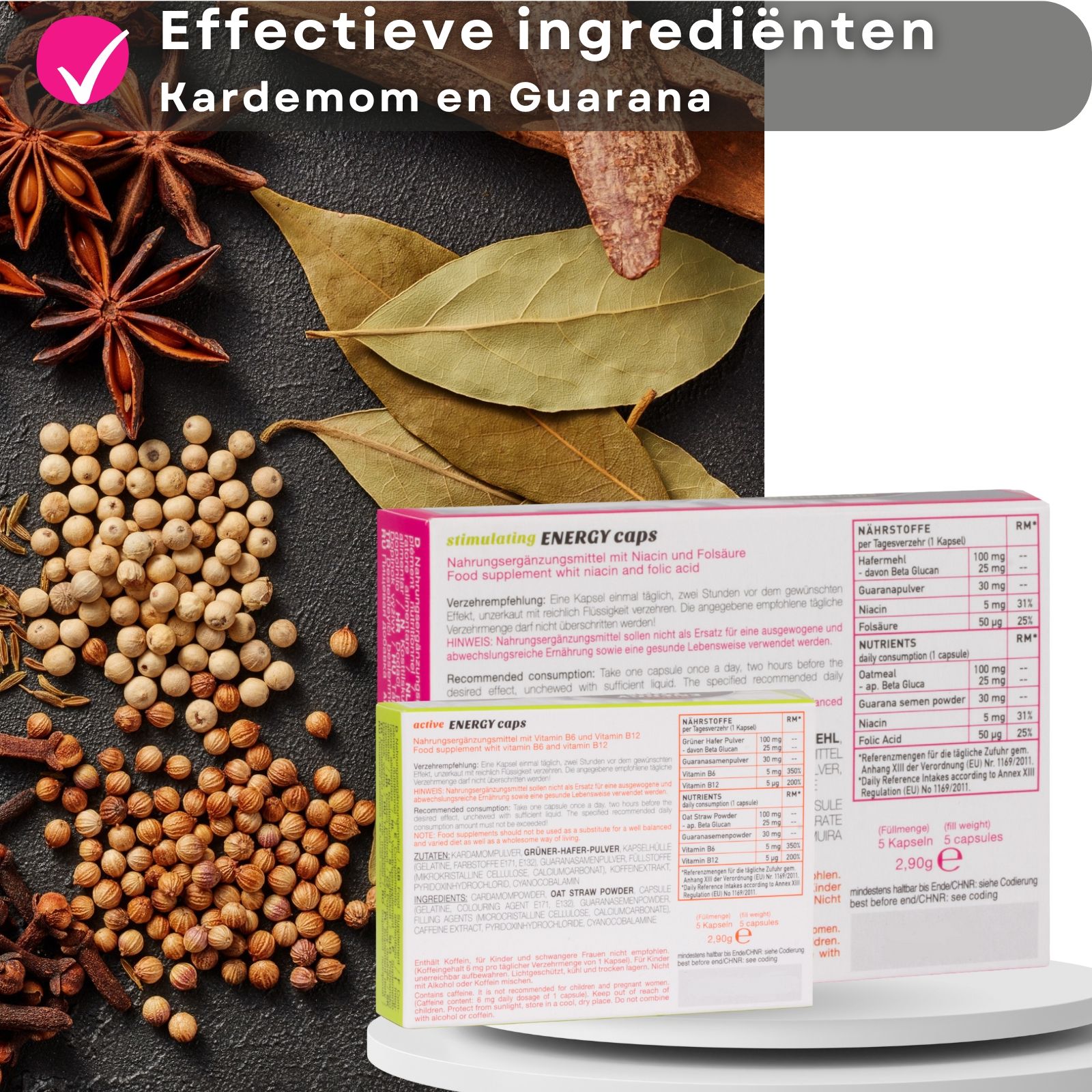 Ingrediënten op een tafel. Daarnaast twee dozen met capsules. Opschrift: Ero, Energy Caps.