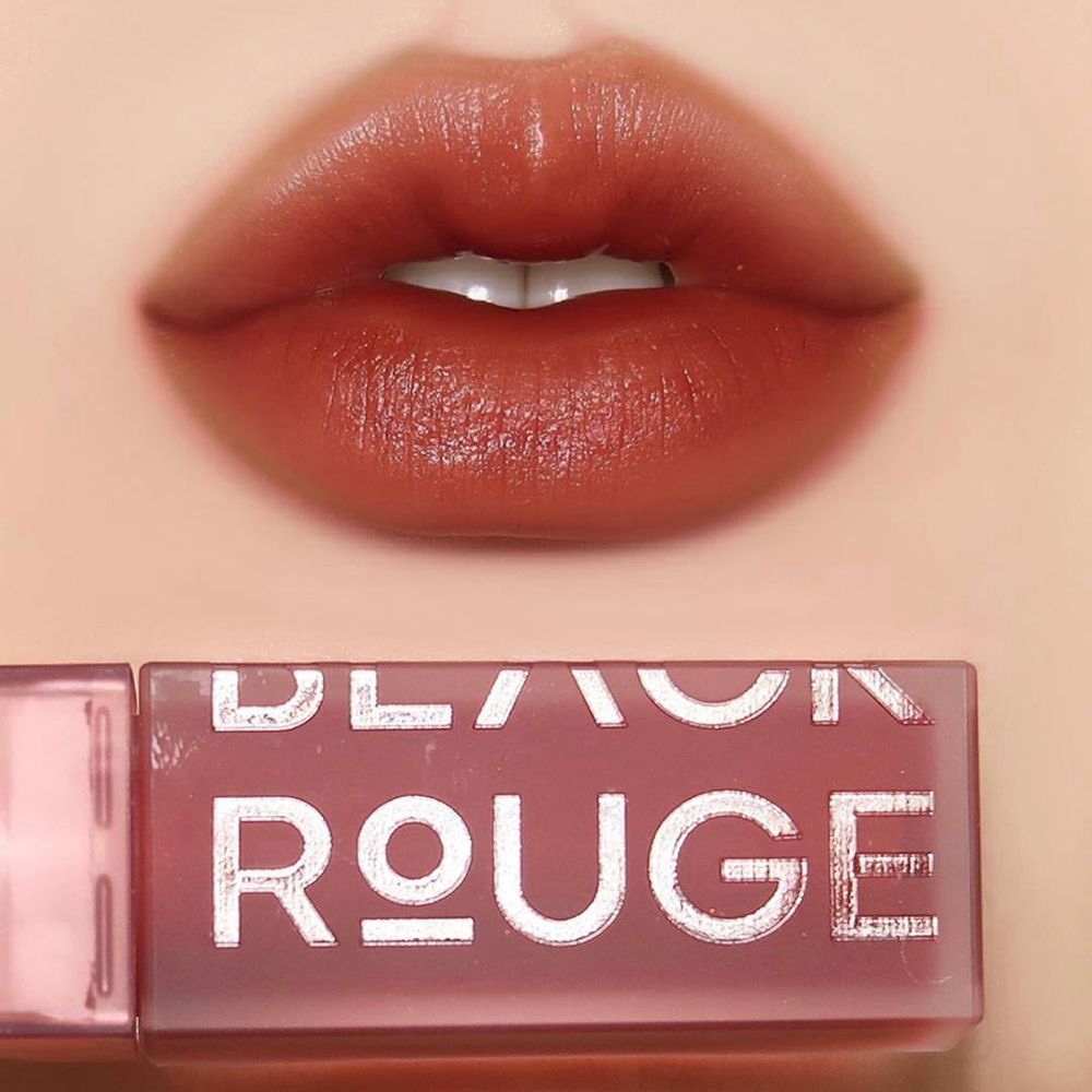 Lèvres maquillées avec un gloss. En dessous, un flacon de gloss avec l'inscription BLACK ROUGE.