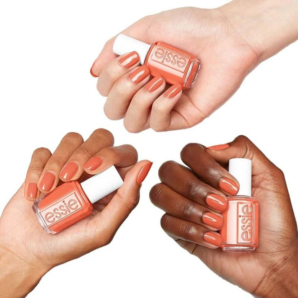 Drie handen houden Essie-nagellakflesjes vast. Nagels gelakt.