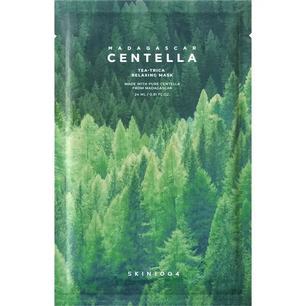 Emballage de masque facial avec motif forêt et inscription MADAGASCAR CENTELLA. Marque SKIN1004 en bas.