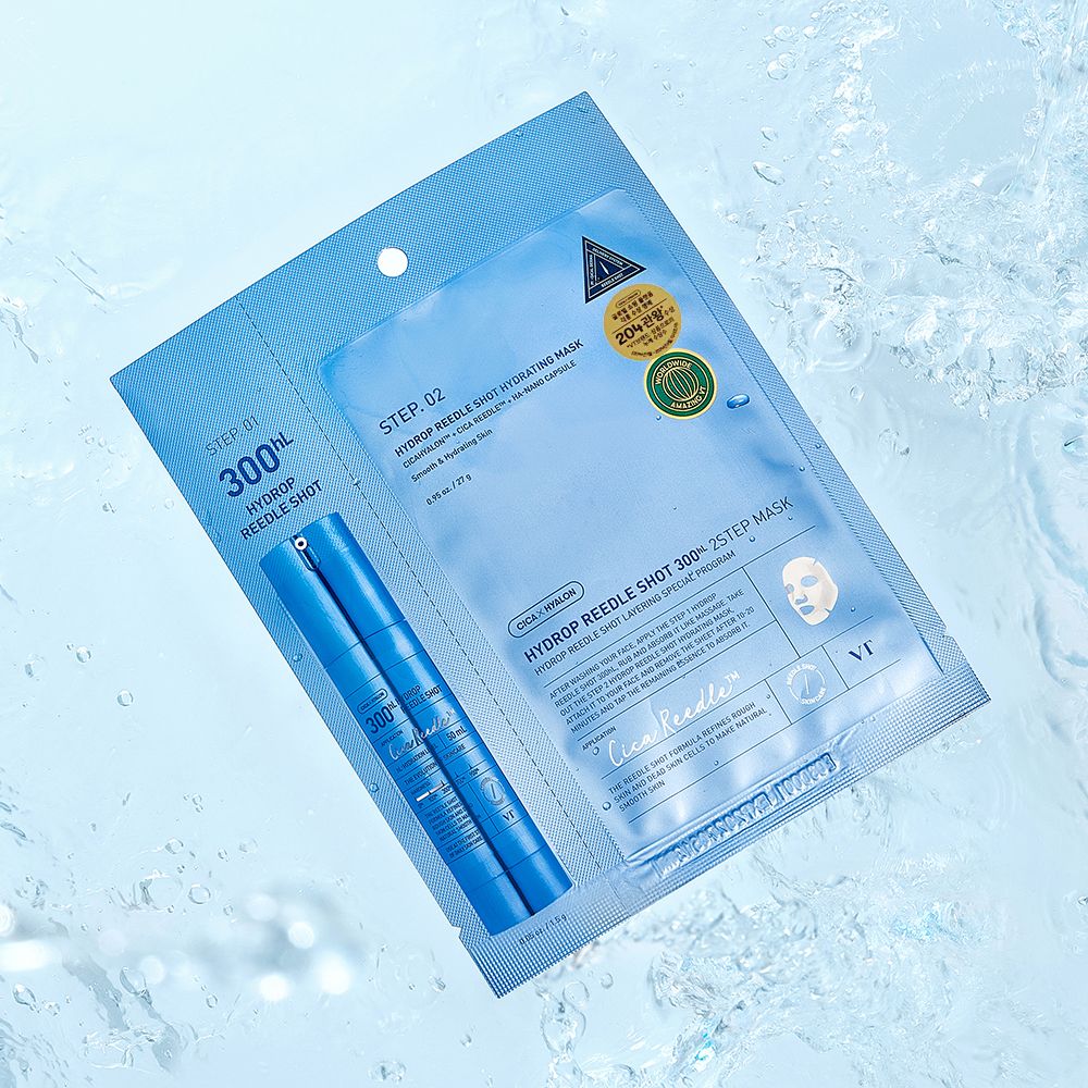 Blauw productpakket met twee maskers en een blauwe ampul. Opschrift: Hydrop Reedle Shot 300hL 2-Stufen-Tuchmaske.