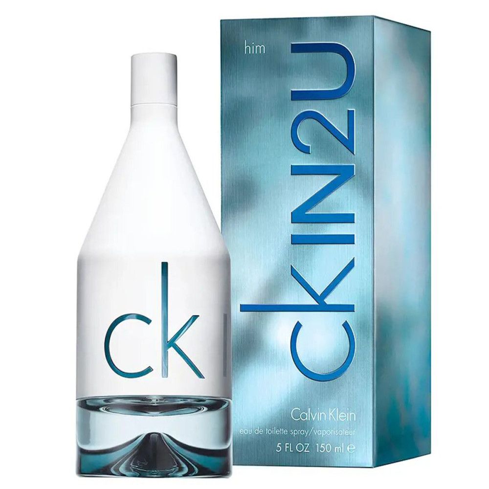 Fles Calvin Klein CK IN2U Him Eau De Toilette Spray en doos. Op de fles staat "ck". Op de doos staat "CK IN2U".