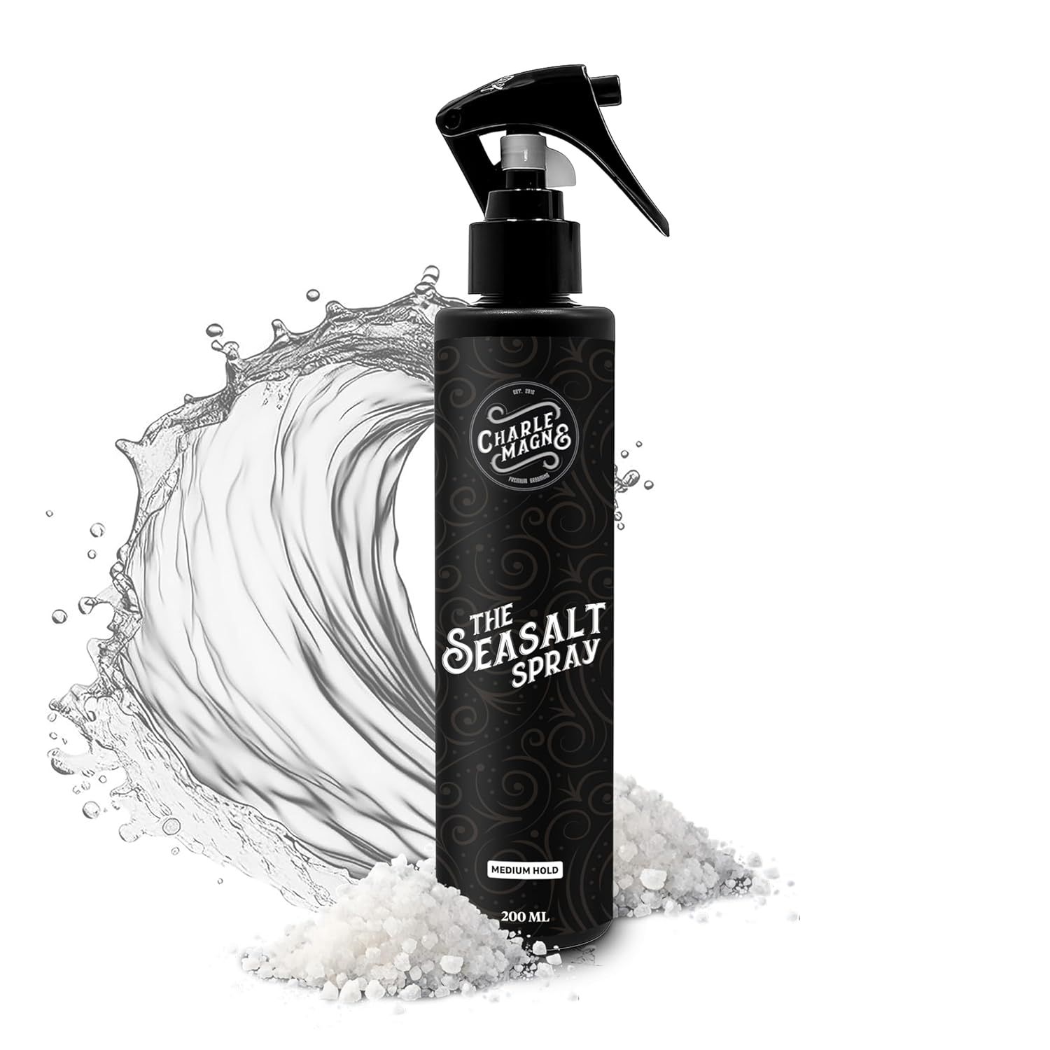 Flacon pulvérisateur noir avec "THE SEASALT SPRAY". Sel marin et éclaboussures d'eau. Marque : Charlemagne.