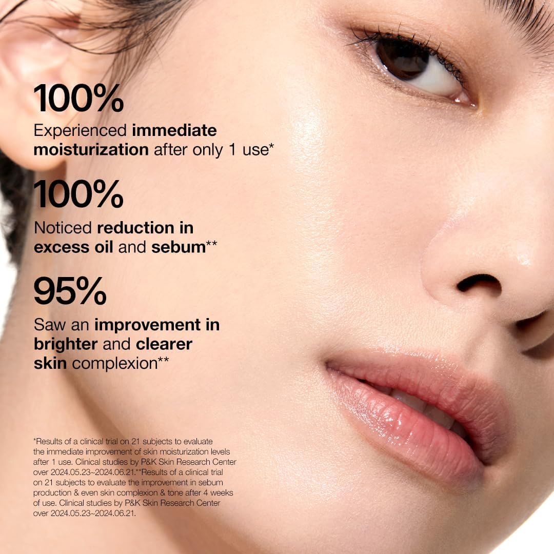Gros plan sur un visage. Texte: 100% hydratation immédiate, 100% réduction d'huile, 95% amélioration du teint.