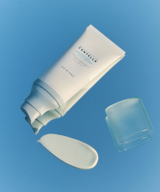 Witte tube Madagaskar Centella Hyalu-Cica Water-Fit Sun Serum, dop en een crème sample.