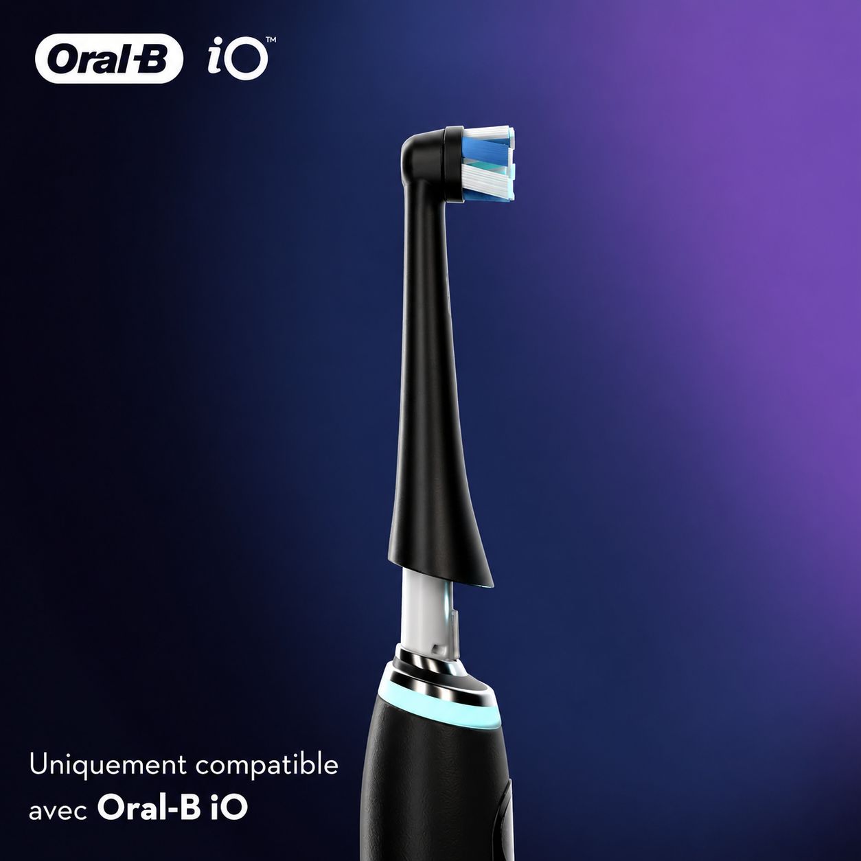Gros plan des poils d'une brosse Oral-B iO en bleu et blanc, éclairés.