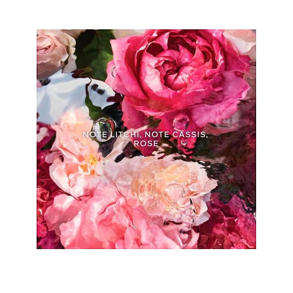 Close-up van roze rozen. Tekst: "NOTE LITCHI, NOTE CASSIS, ROSE".