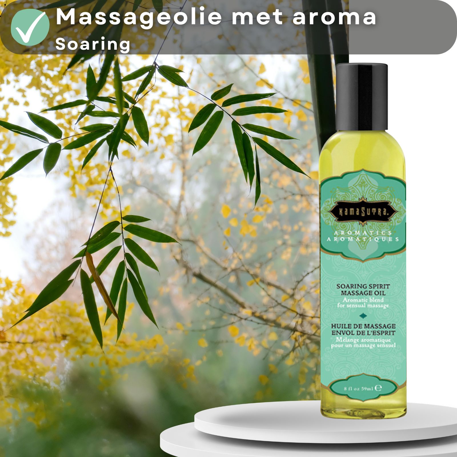 Kamasutra massageolie met aroma Soaring. Fles voor achtergrond met bamboe en bladeren.