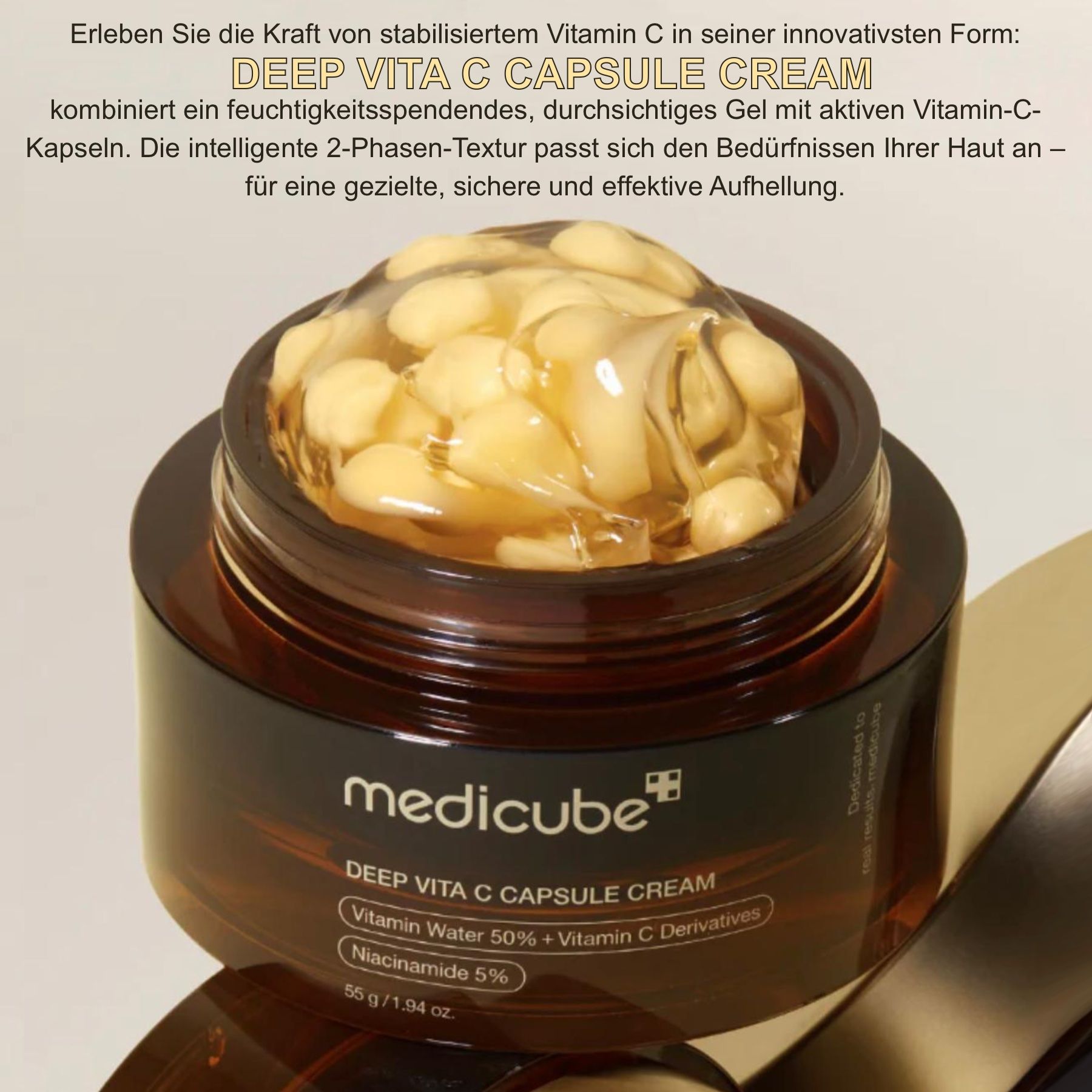 Pot ouvert avec crème et capsules jaunes. Inscription : medicube, DEEP VITA C CAPSULE CREAM. Contient Vitamin Water 50% + Vitamin C Derivatives.