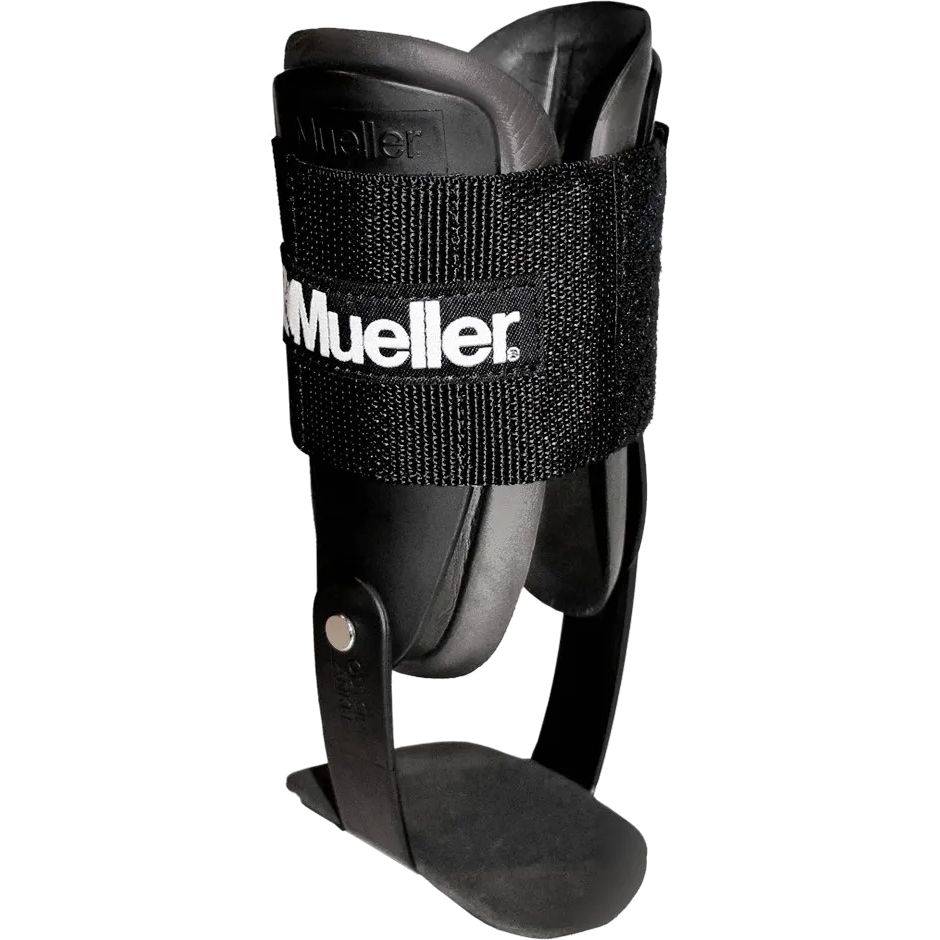 Attelle de cheville noire avec articulation. Marque : Mueller. Fermeture velcro, plastique et textile. Renforts latéraux.