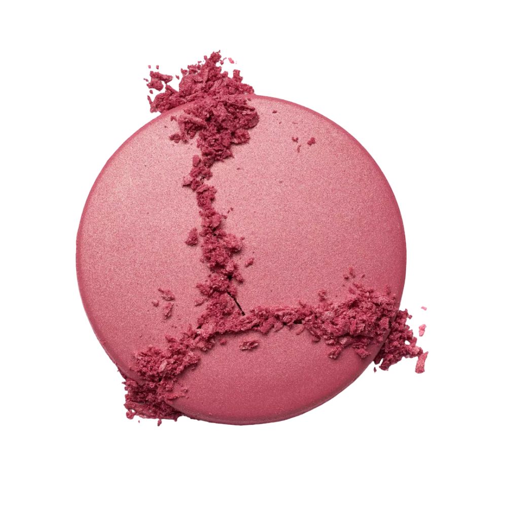 Fard à joues rose en poudre, rond, avec fragments émiettés. Surface brillante. Sur fond blanc.