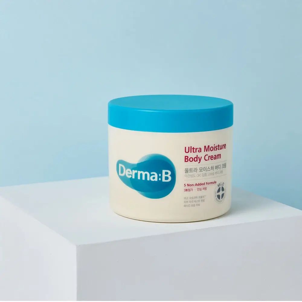 Crèmepot met blauwe deksel op wit voetstuk. Opschrift: Derma:B, Ultra Moisture Body Cream. Koreaanse tekst.
