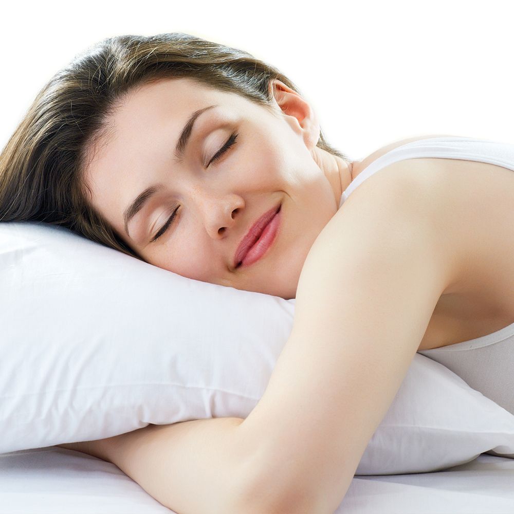 Femme dormant sur un oreiller blanc. Gros plan, buste.