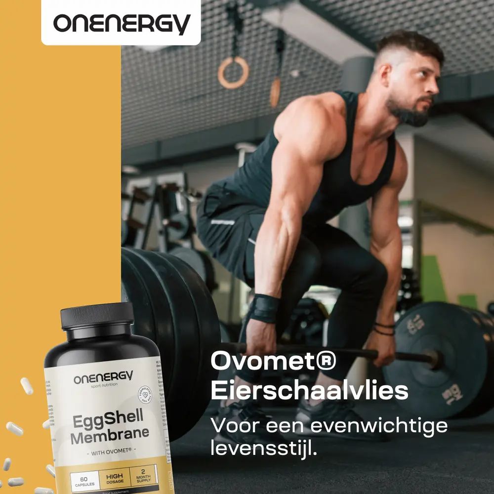 Man tilt zwaar gewicht, naast fles EggShell Membrane Ovomet® voor een evenwichtige levensstijl.