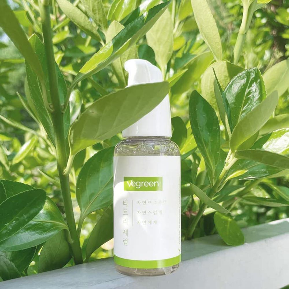 Helder serum in een witte pompflacon voor groen blad. Opschrift: Vegreen, Koreaanse karakters.