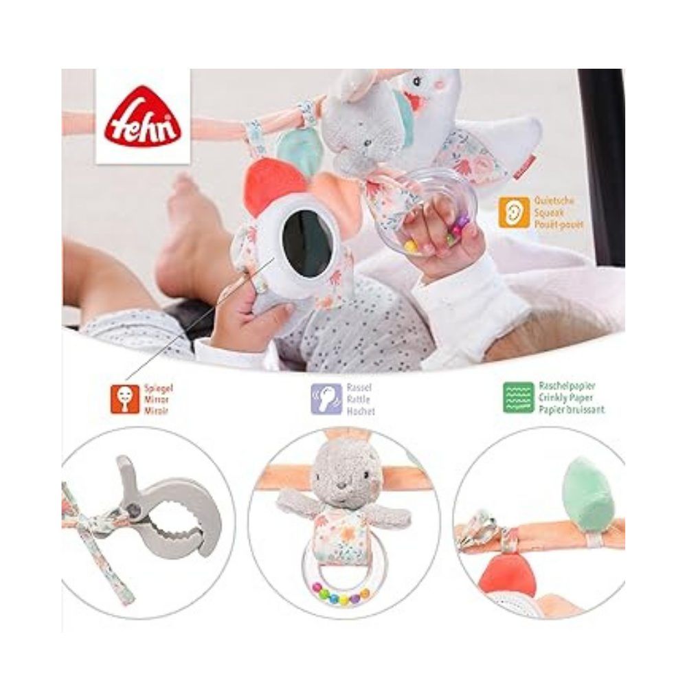 Image d'un bébé avec une chaîne de jouets. Lapin, canard, miroir et hochet. Marque Fehn.