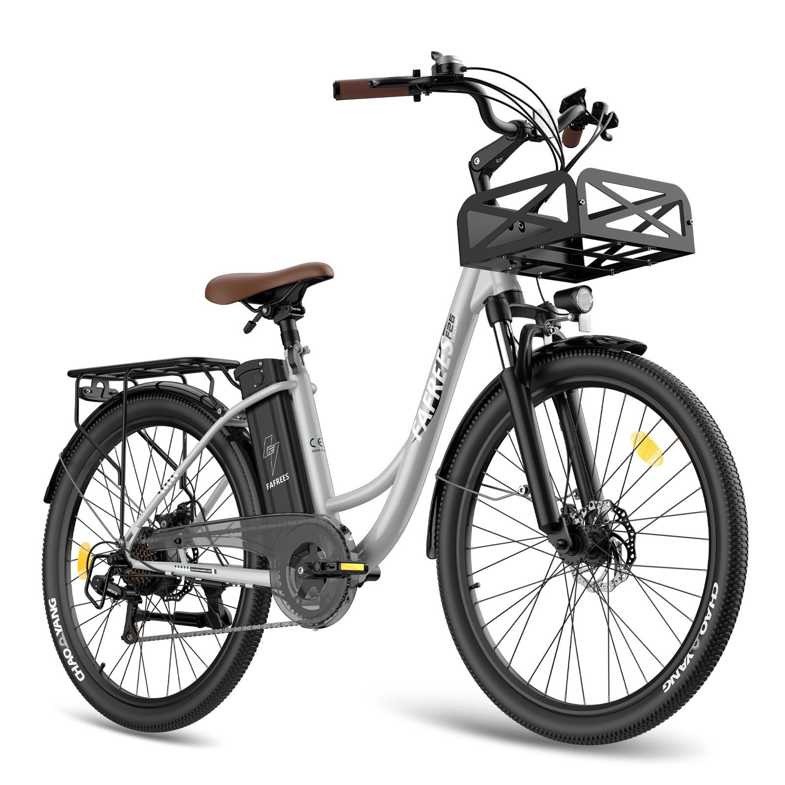 Vélo électrique, cadre argenté, selle et poignées marron, pneus noirs, panier avant, porte-bagages arrière.