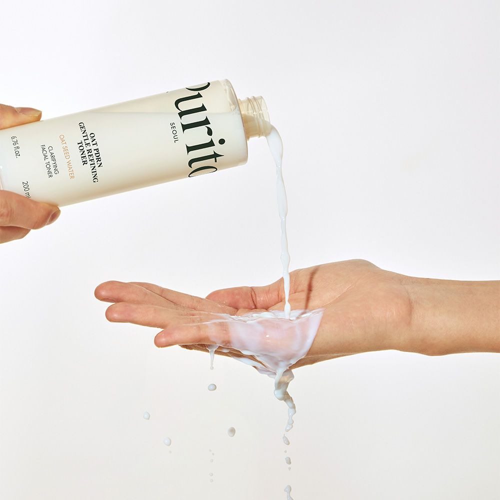 Vloeistof wordt uit een Purito-fles in een handpalm gegoten.
