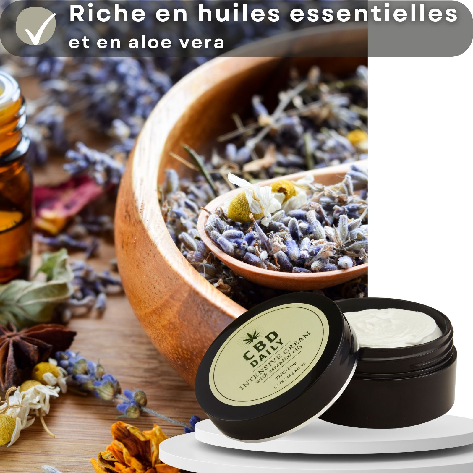 Pot de crème, à côté d'un bol en bois avec des herbes. Inscription: CBD DAILY INTENSIVE CREAM.