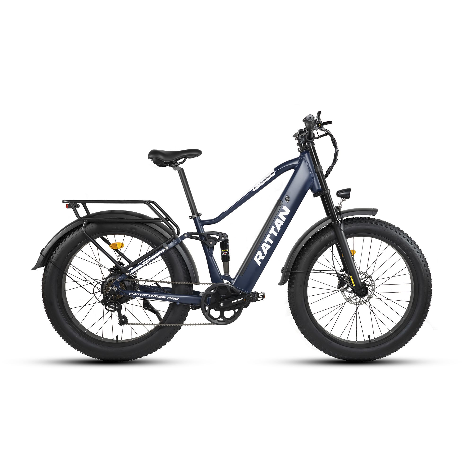 Vélo électrique bleu avec pneus larges, porte-bagages et logo RATTAN. Transmission Shimano 7 vitesses.