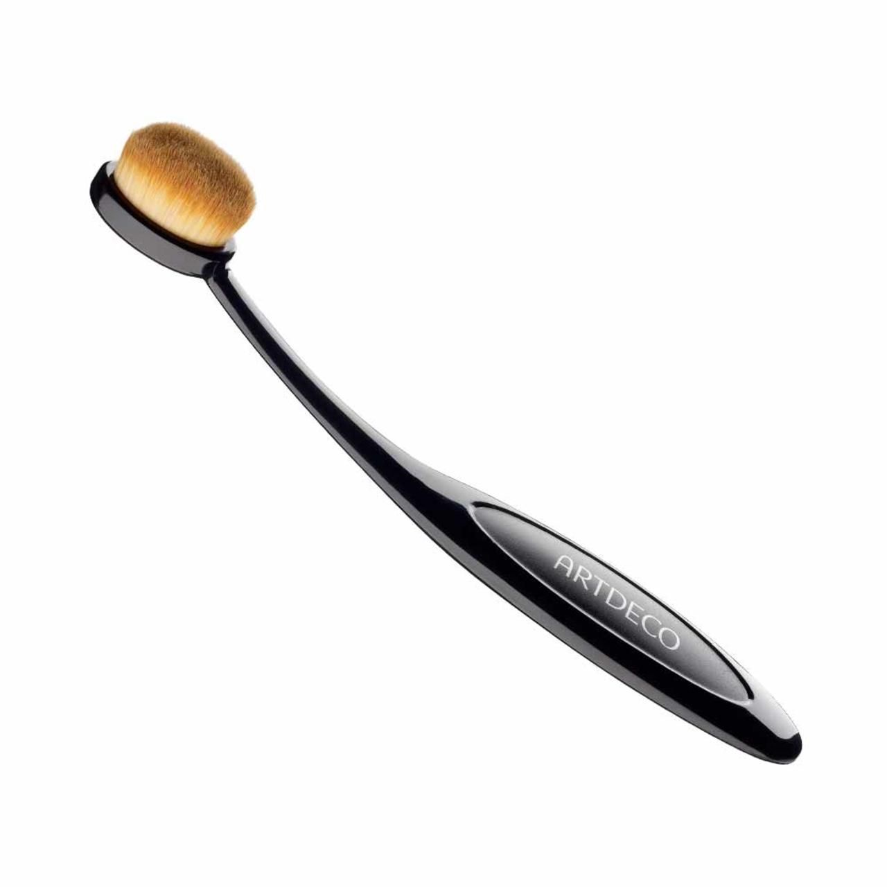 Ovale make-up kwast met zwarte steel. De merknaam ARTDECO staat op de steel.