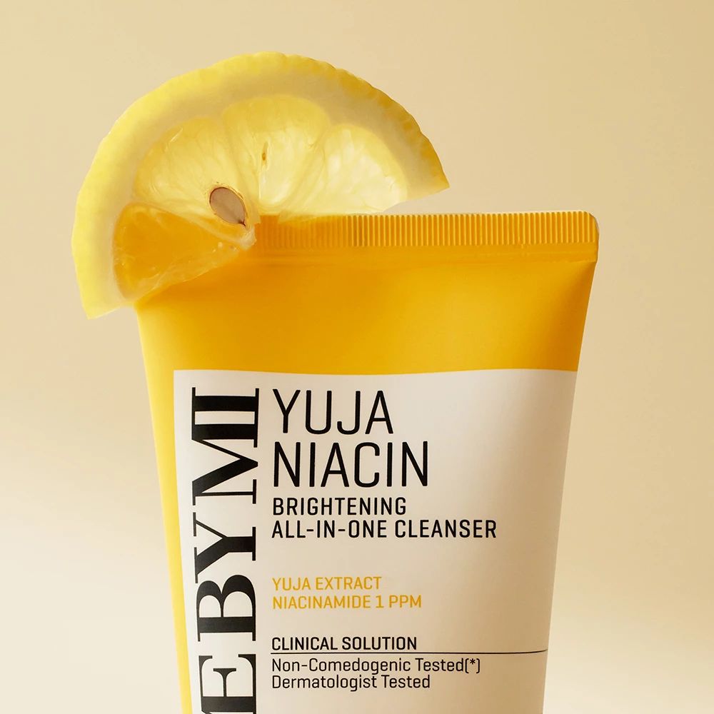 Gele tube met opschrift Yuja Niacin Brightening All-in-One Cleanser. Een schijfje citroen ligt op de tube.