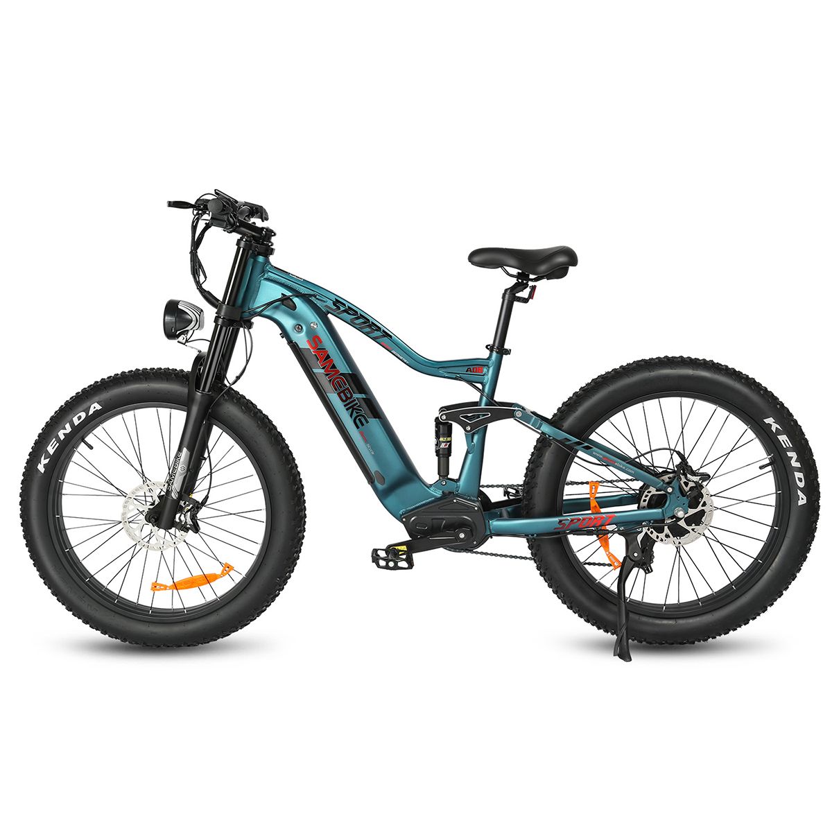 Blauwgroene elektrische mountainbike met brede banden. Vering, koplamp, Kenda-banden, SAMEBIKE-logo zichtbaar.