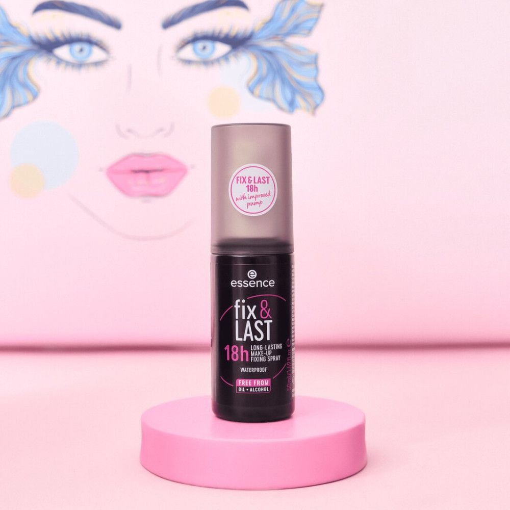 Flacon noir sur socle rose. Inscription : Essence, fix & LAST, 18h, waterproof, sans huile + alcool. Fond : visage.