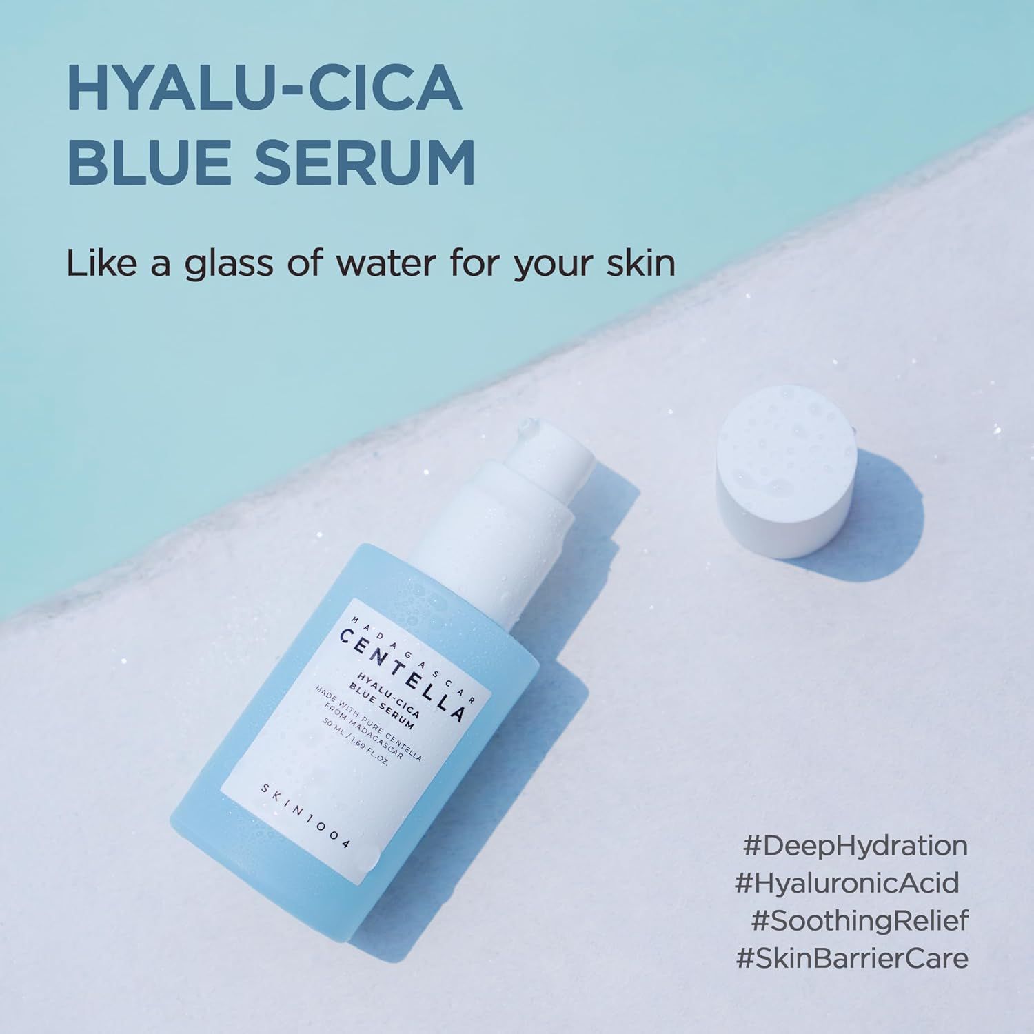 Lichtblauw serum met witte dop. Tekst: HYALU-CICA BLUE SERUM. SKIN1004. Hashtags: #DeepHydration, #HyaluronicAcid, #SoothingRelief, #SkinBarrierRelief.