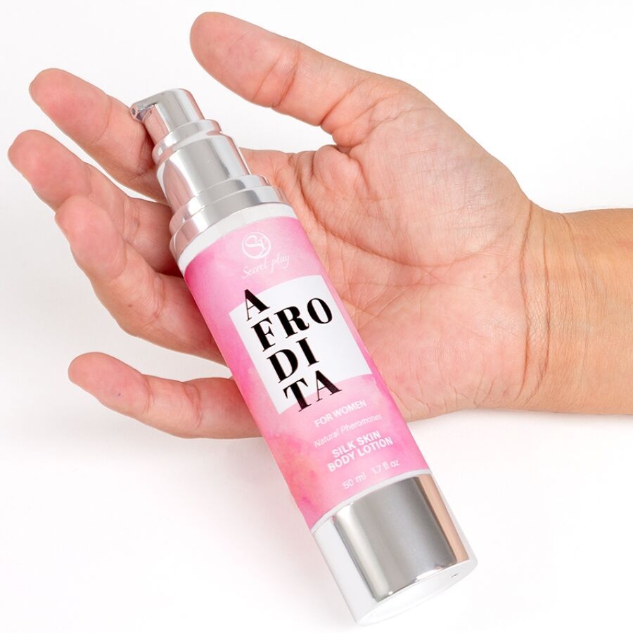 Aphrodite Body Lotion flacon met pomp in hand. Roze etiket met zijdeachtig patroon.