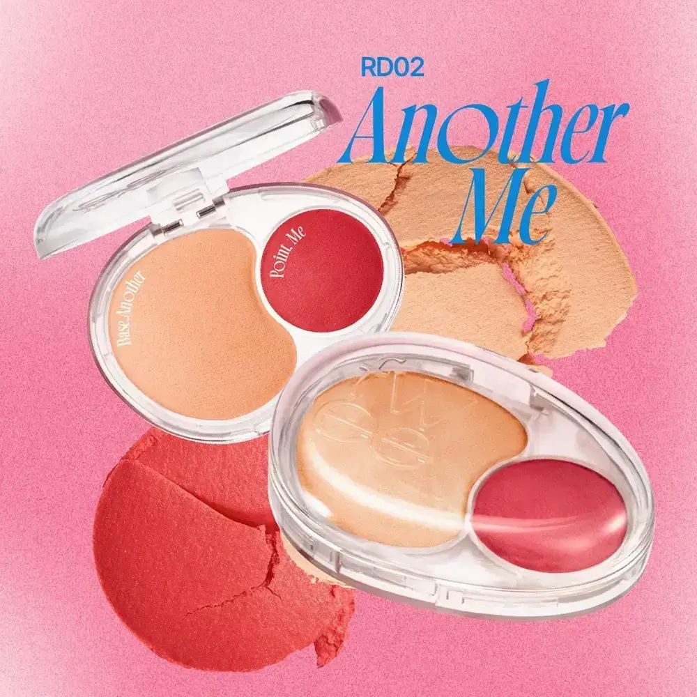 Twee FWEE Mellow Dual Blusher RD02 Another Me. Eén open, één met gebroken blush. Roze achtergrond.