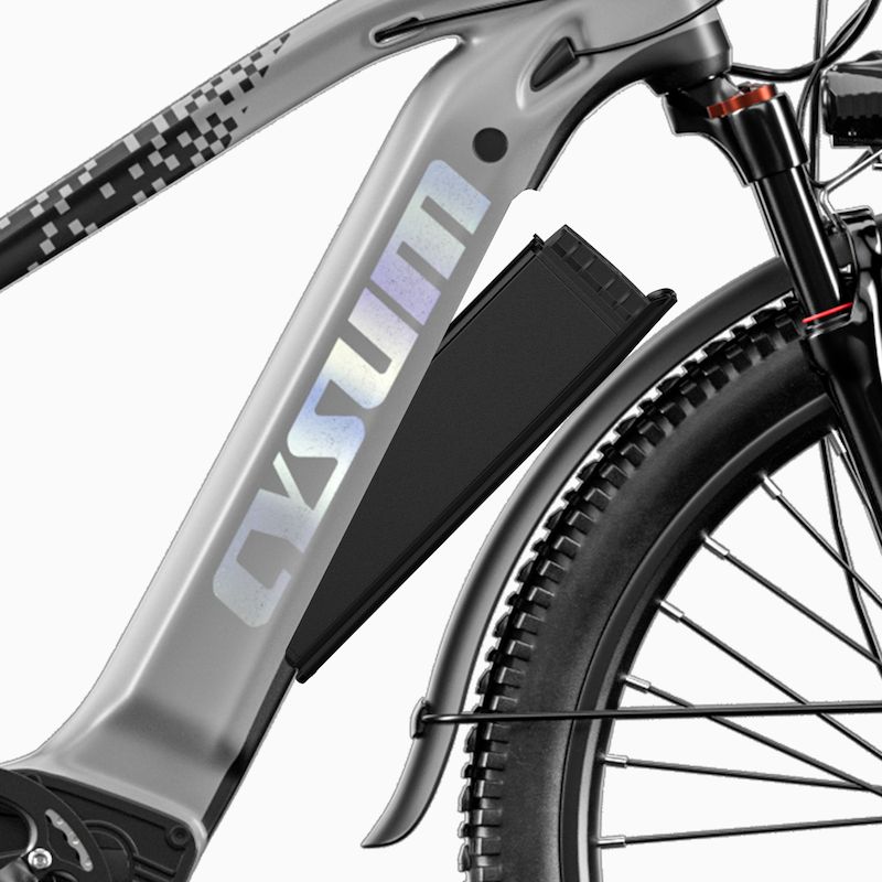 Close-up van een zilveren elektrische fietsframe met de merknaam. Een zwarte batterij is aan het frame bevestigd.